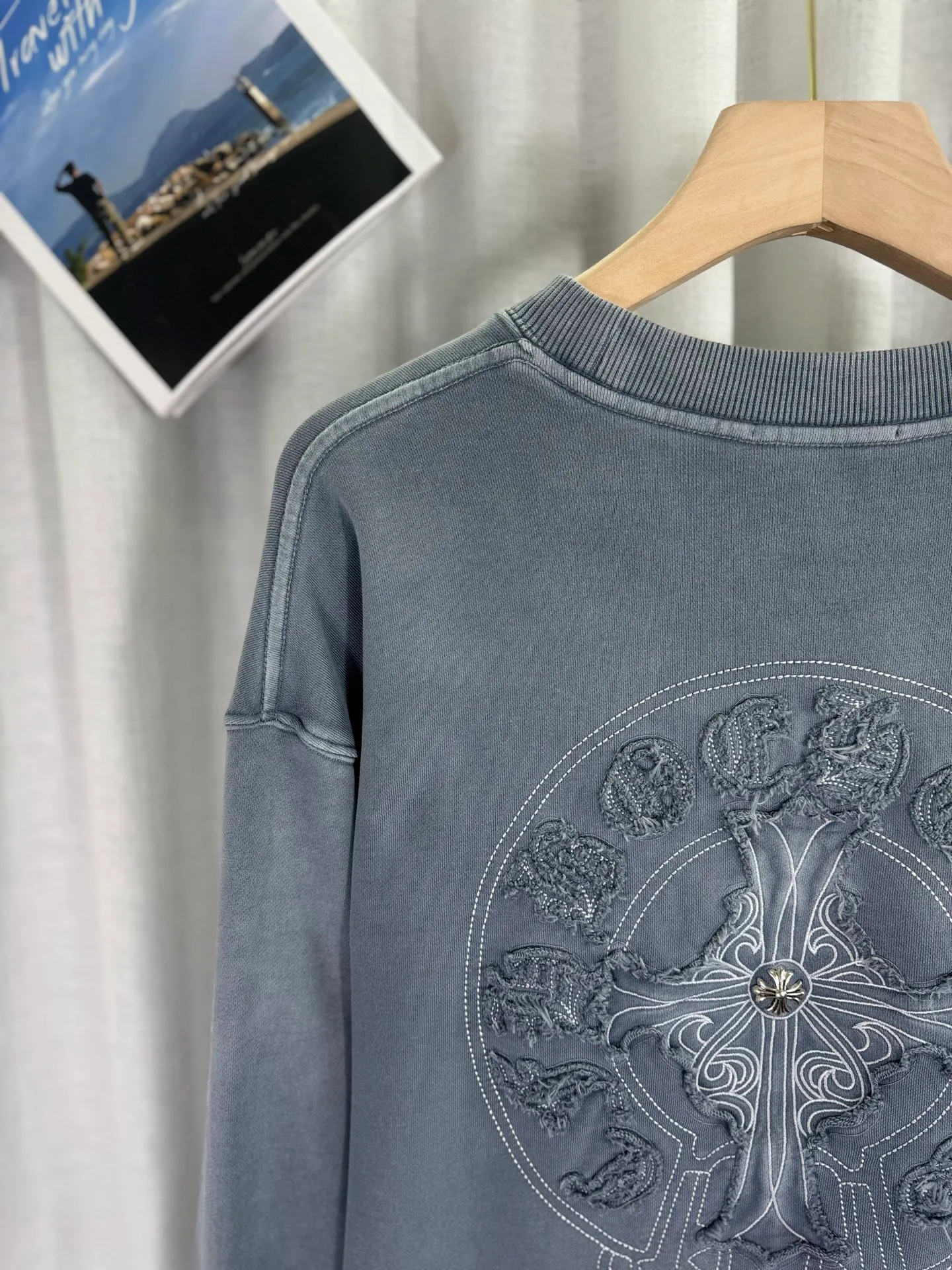 P280 top version, real shot without P, ​​different from market currency) 𝗖𝗵𝗿𝗼𝗺𝗲 𝗛𝗲𝗮𝗿𝘁𝘀/Cro Heart 2025 washed patch embroidery autumn and winter new original single counter American laser burnt 3D three-dimensional color embroidery couple casual sweatshirt 👑The highest version! Customized fabric 500g tripe terry fabric! American acid-washed and distressed original fabric laser burnt ✟appliqué embroidery and exquisite embroidery of letters! The best-selling model in the counter, very comfortable to wear. Accessories: original molded and authenticated collar label➕100% silk wash label. Genuine purchase-grade original hangtag➕matching hanging rope➕3D hanging beads➕original packaging bag. Craftsmanship: The original version has consistent wiring! The highest version of the armhole matching technique! Color: Blue Black Size: S M L XL Style No.: 1033